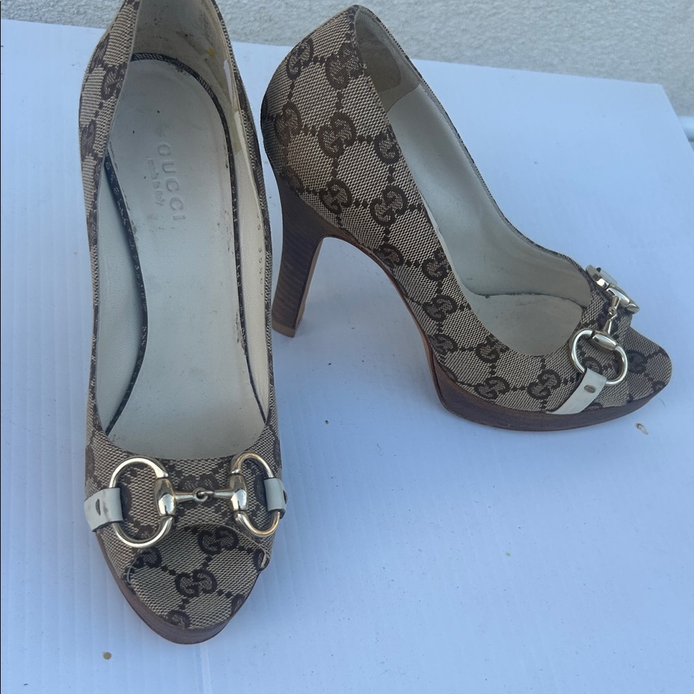 Gucci Authentic Horsebit Women's Tan Monogram Peep Toe Heels 35 1/2 - Picture 2 of 7